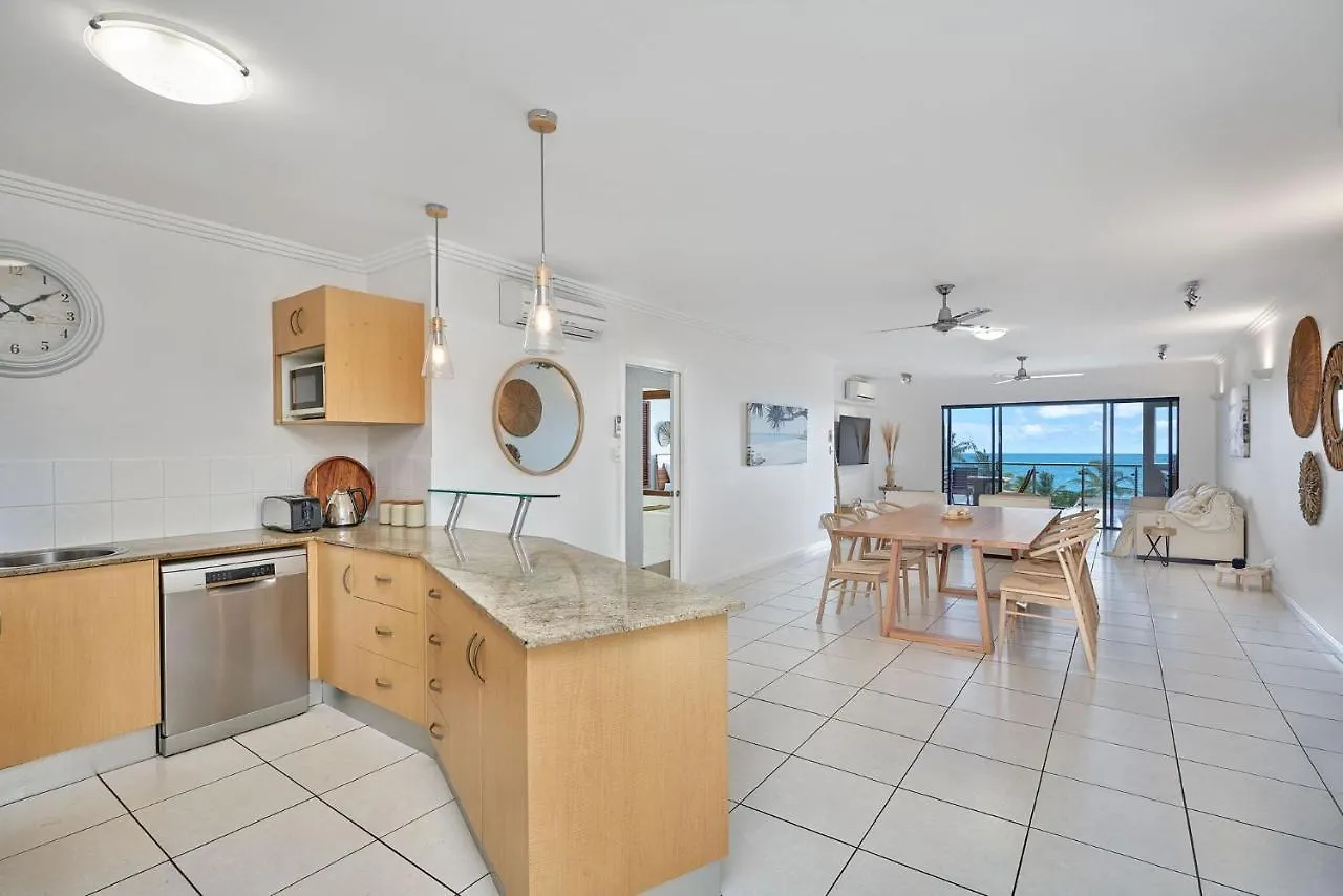 Ferienwohnung Stunning 2-3 Bed Penthouse Glorious Ocean Views Trinity Beach